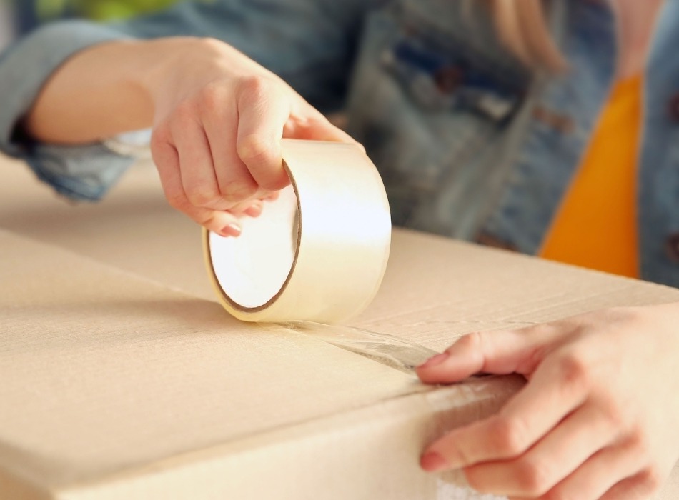 Packaging a corrugate box with tape